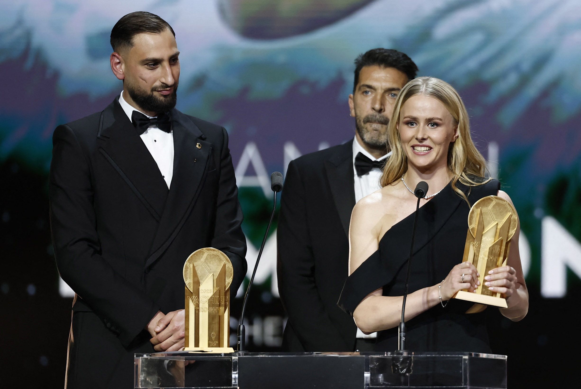 Los porteros Hannah Hampton y Gianluigi Donnarumma, ganadores del premio Yashin a mejor portero.