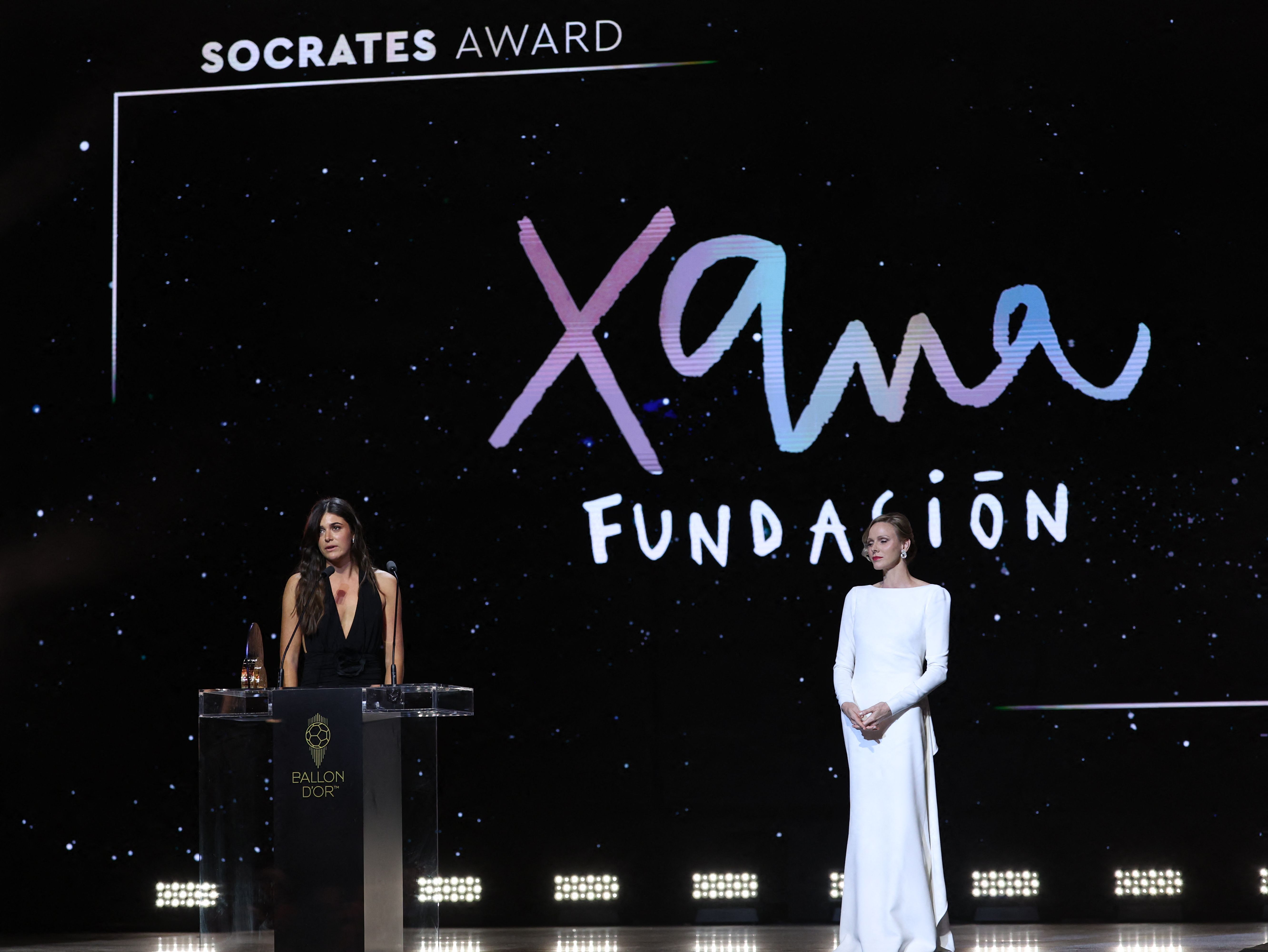 Sira Martínez, madrina de la Fundación Xana, habla junto a la princesa Charlene de Mónaco (derecha) tras recibir el Trofeo Sócrates.