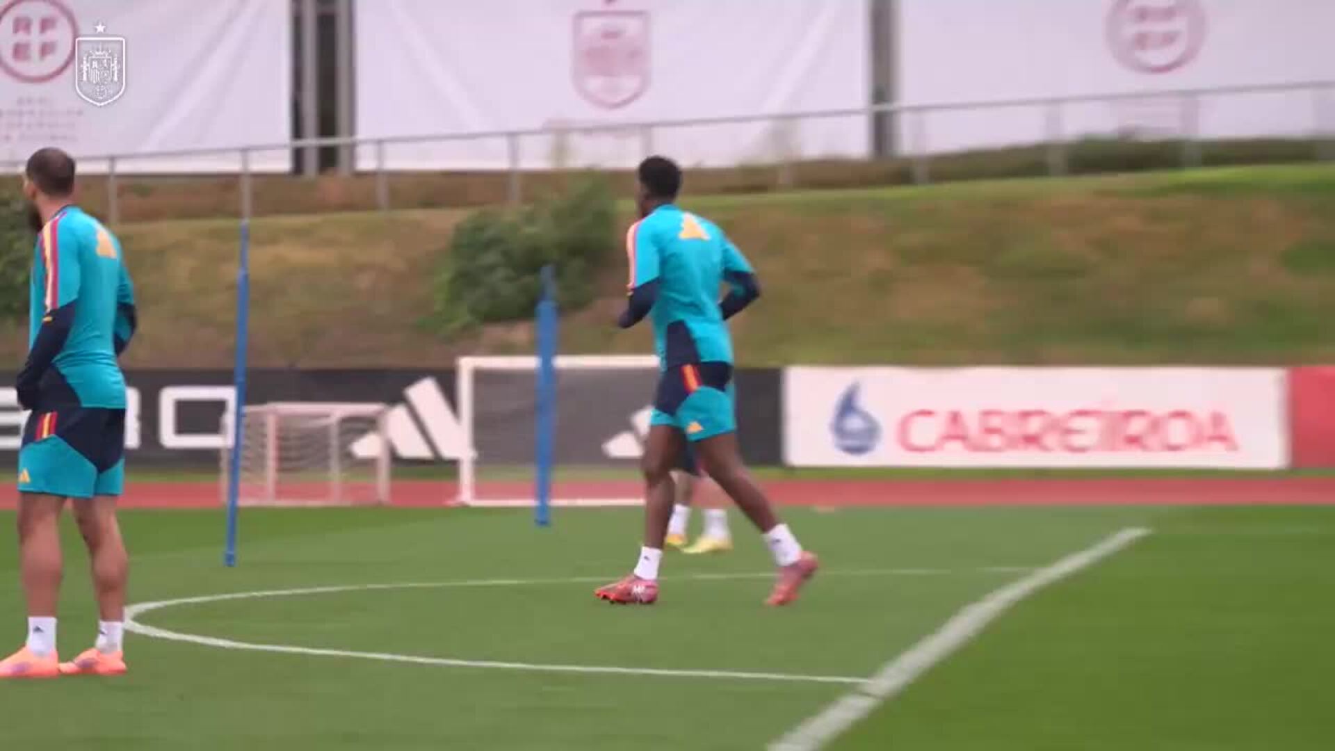 España completa su última sesión en casa y parte hacia Tiflis