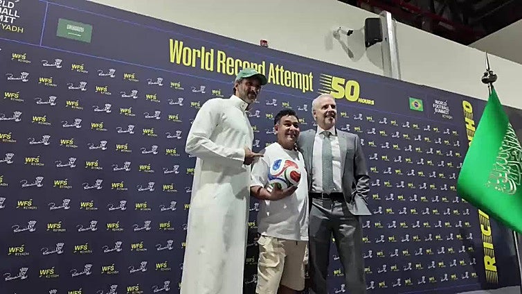 Ricardinho aspira a superar su récord Guinness de 49 horas con el balón en el aire