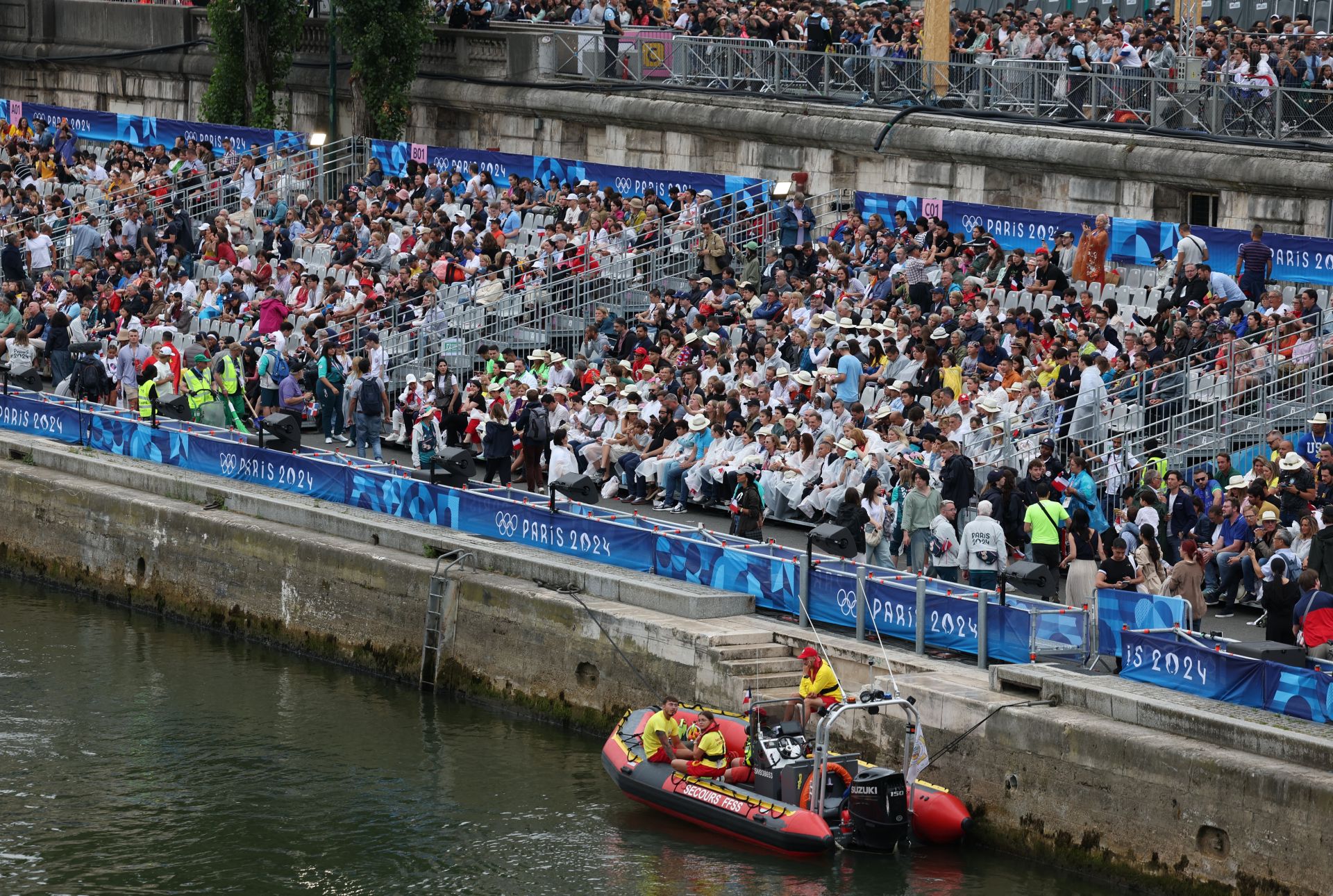 Aficionados en el Río Sena esperando la llegada de las delegaciones