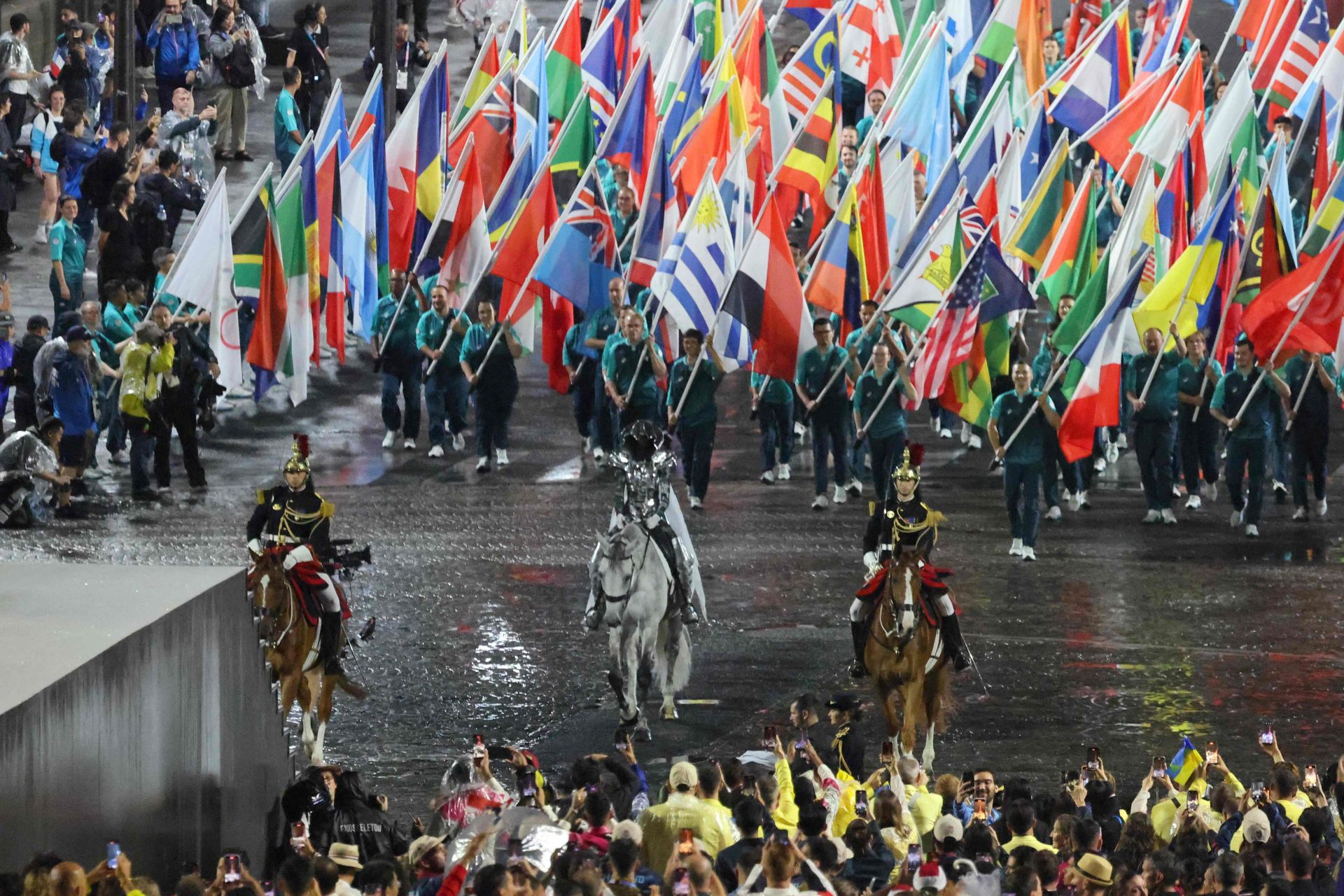 Las banderas de las delegaciones representadas con los guardias a caballo