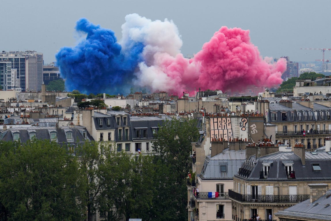 La colores de la bandera francesa creada por el humo