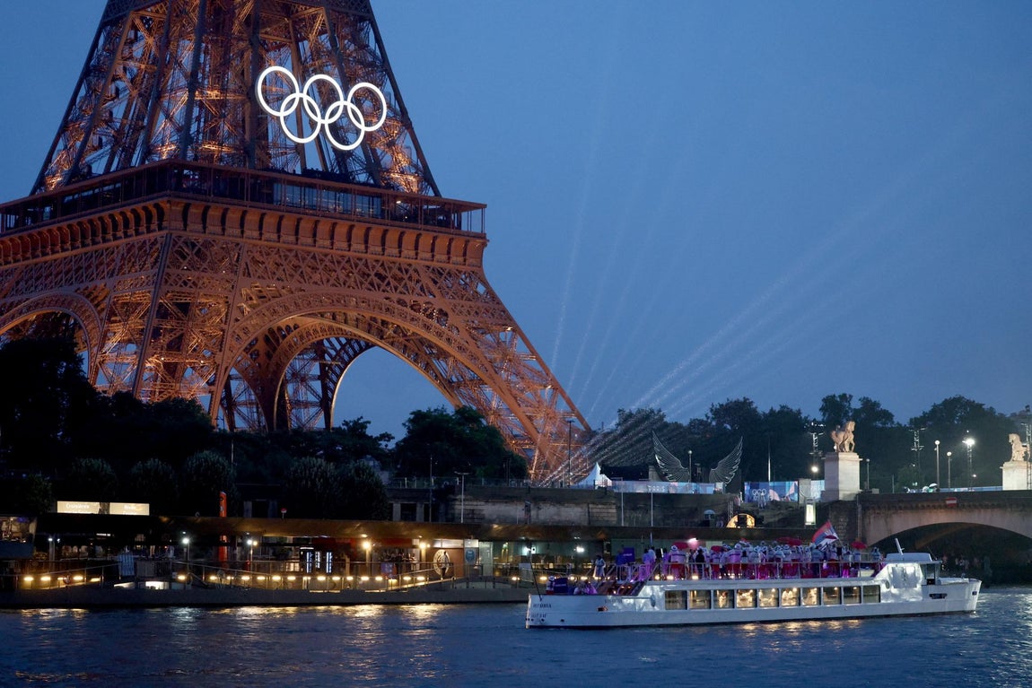 La Torre Eiffel imponente con el logo de los Juegos Olímpicos mientras pasa la delegación de Eslovaquia