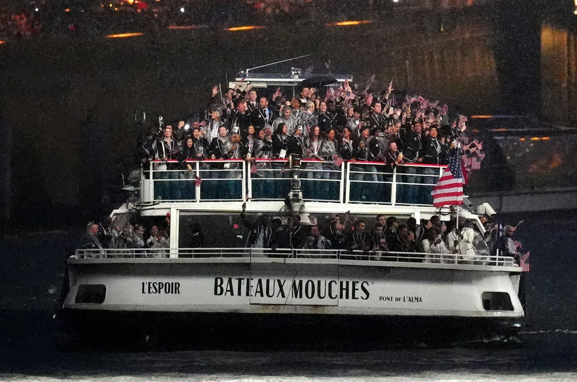 Barco de EEUU durante el transcurso de la Ceremonia