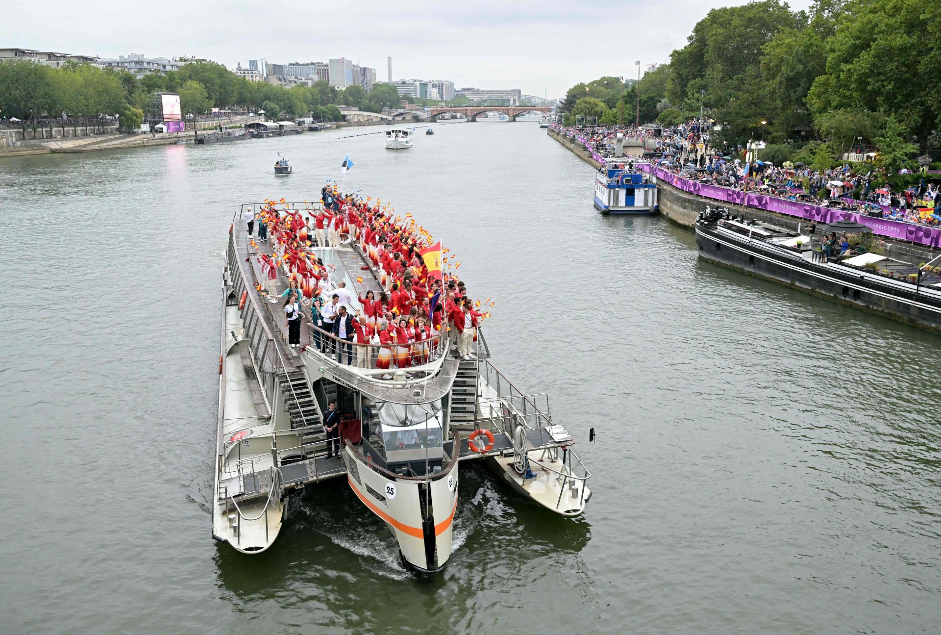 Barco de la delegación española durante el arranque de los Juegos Olímpicos