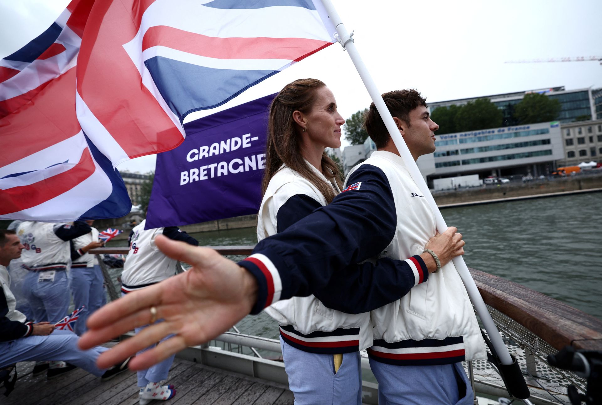 Los abanderados de Inglaterra, Thomas Daley y Helen Glover, recrean la icónica imagen de la película del Titanic