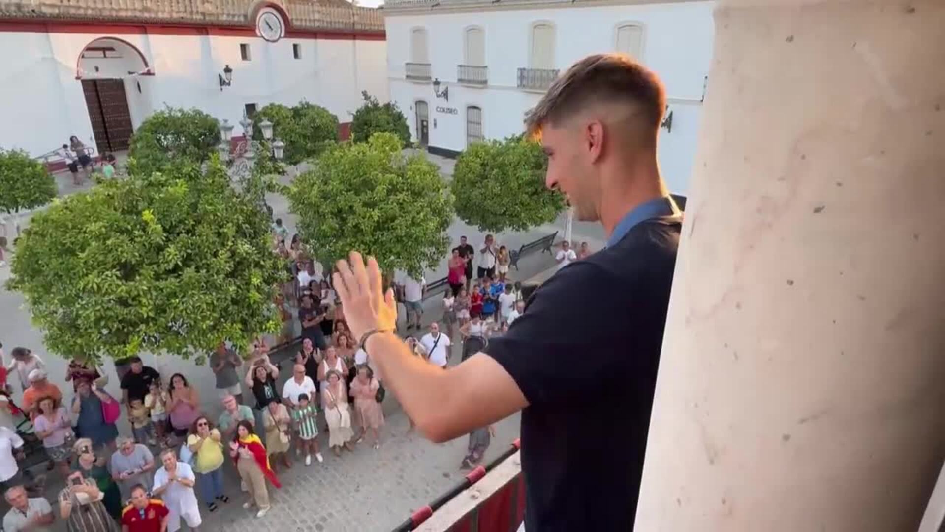 El futbolista Juan Miranda recibe homenaje en su Olivares natal