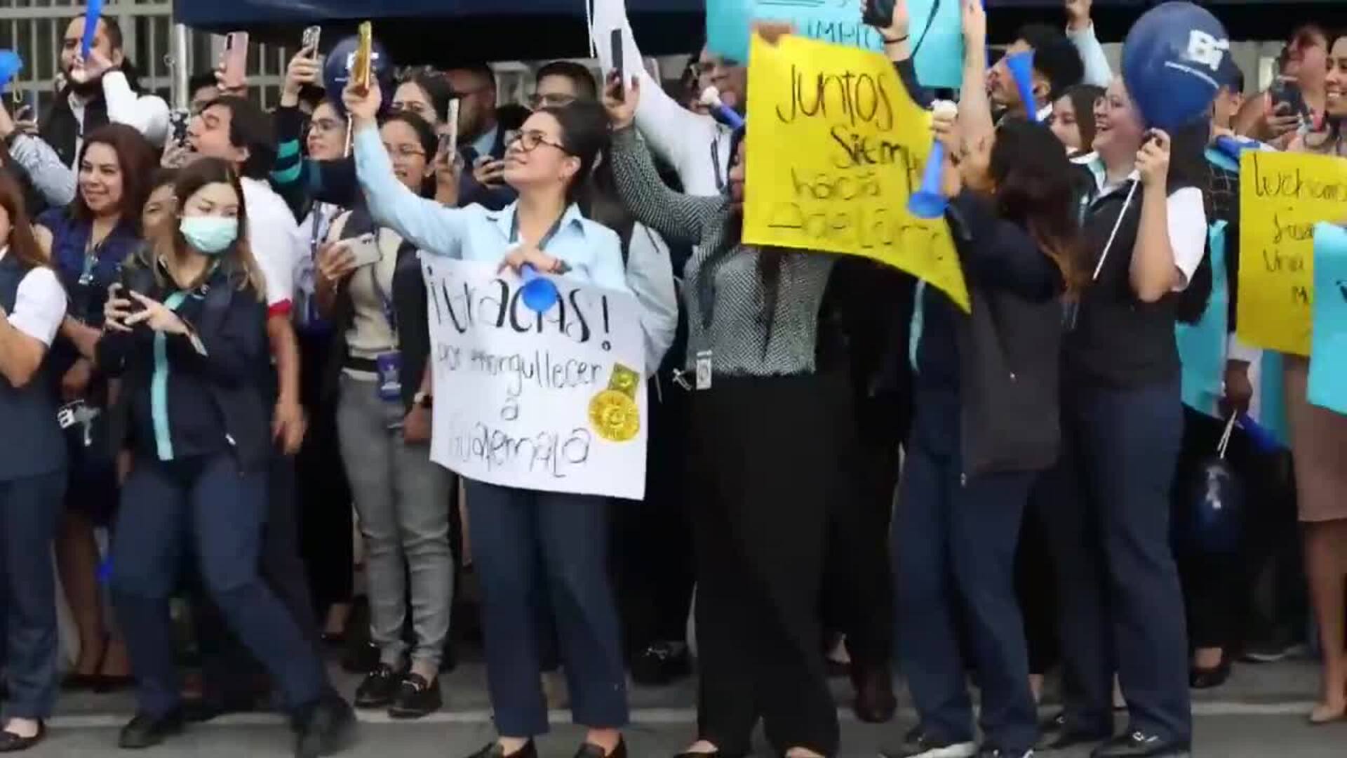 Guatemaltecos reciben con una caravana a sus dos medallistas olímpicos de París 2024