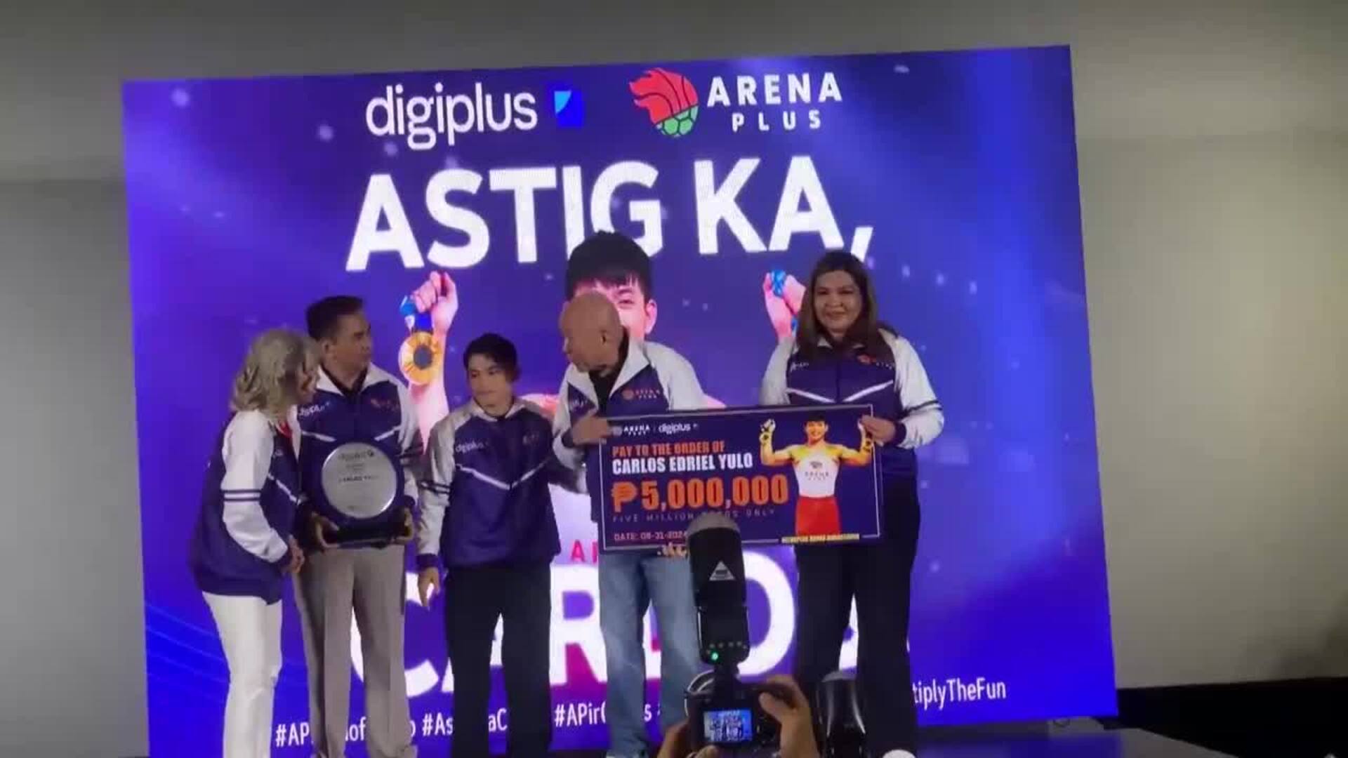 El medallista Carlos Yulo es reconocido por sus dos oros de París en gimnasia artística