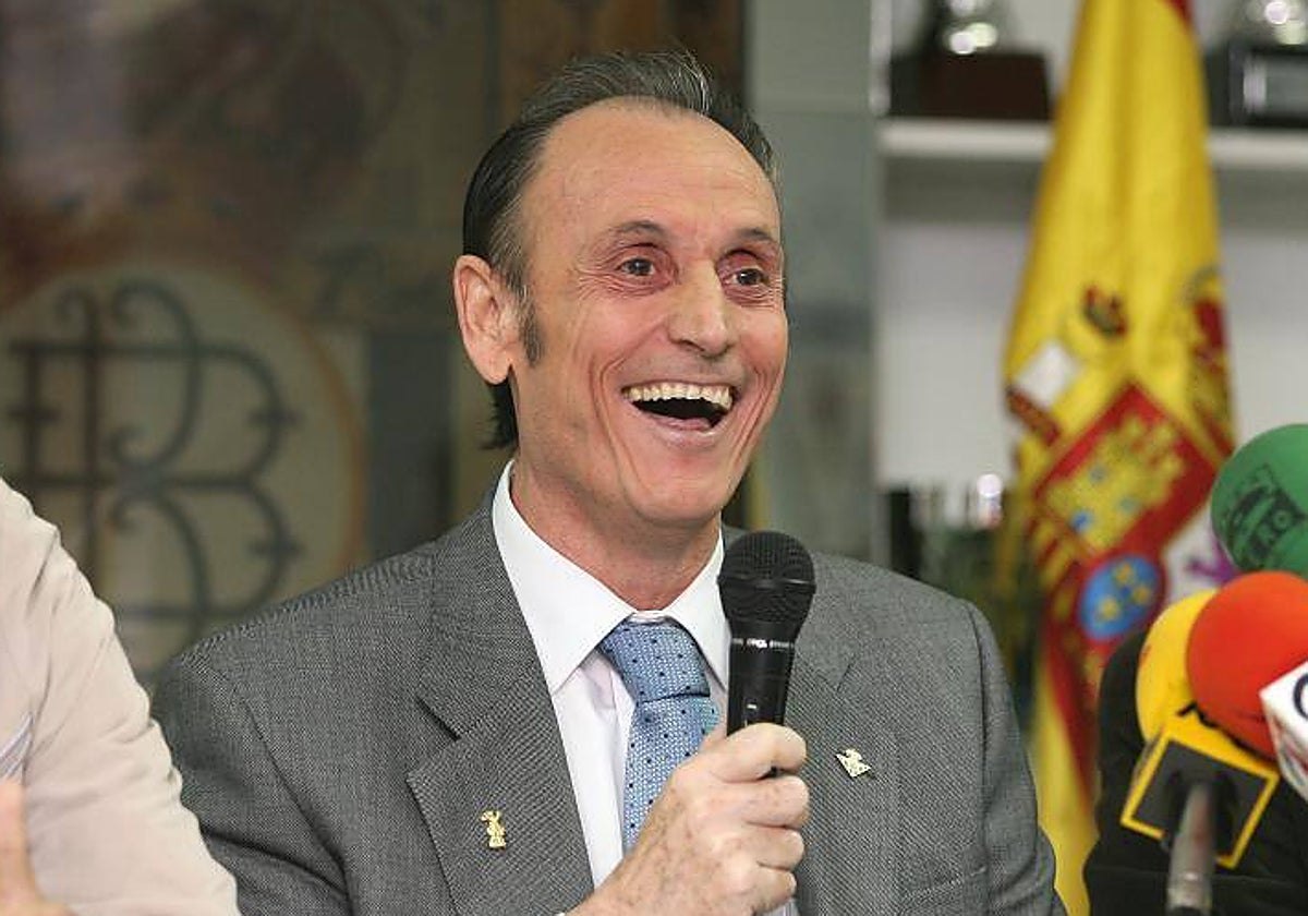 Lopera sonríe tras uno de sus chascarrillos durante la presentación de Branko Illic y Juan Pablo Caffa