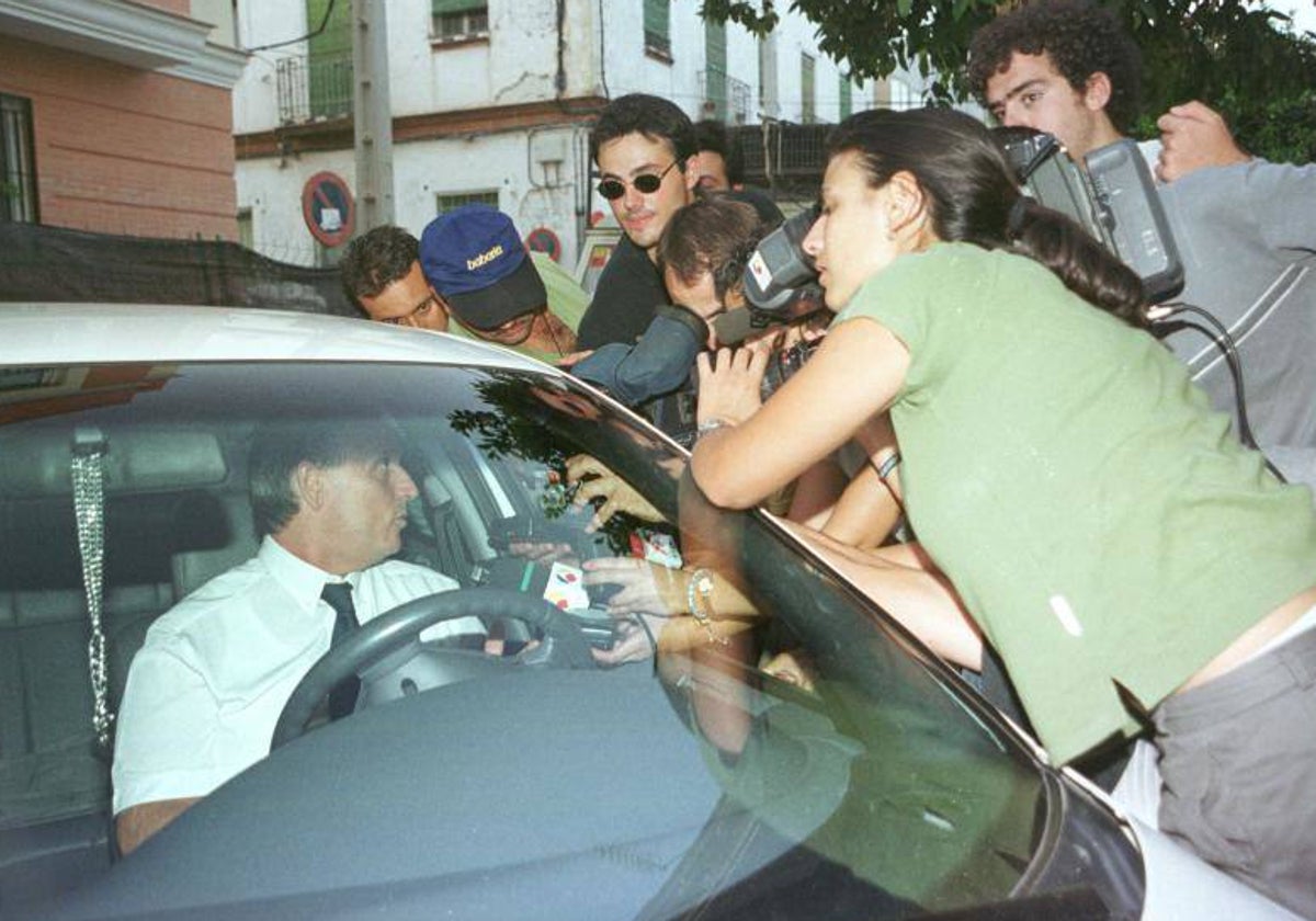 Ruiz de Lopera, saliendo en su coche de su domicilio rodeado por una nube de informadores