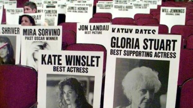 Ensayo previo a la gala de los Oscar de 1998 con los carteles de los nominados