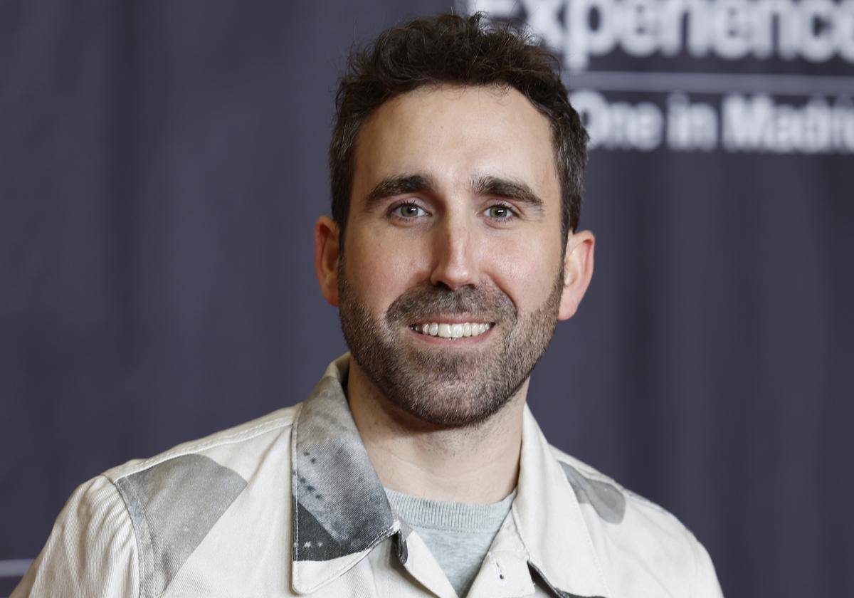 Quién es Aitor Albizua, presentador de 'La familia de la tele': su novio Mikel, su trayectoria y su salto a TVE