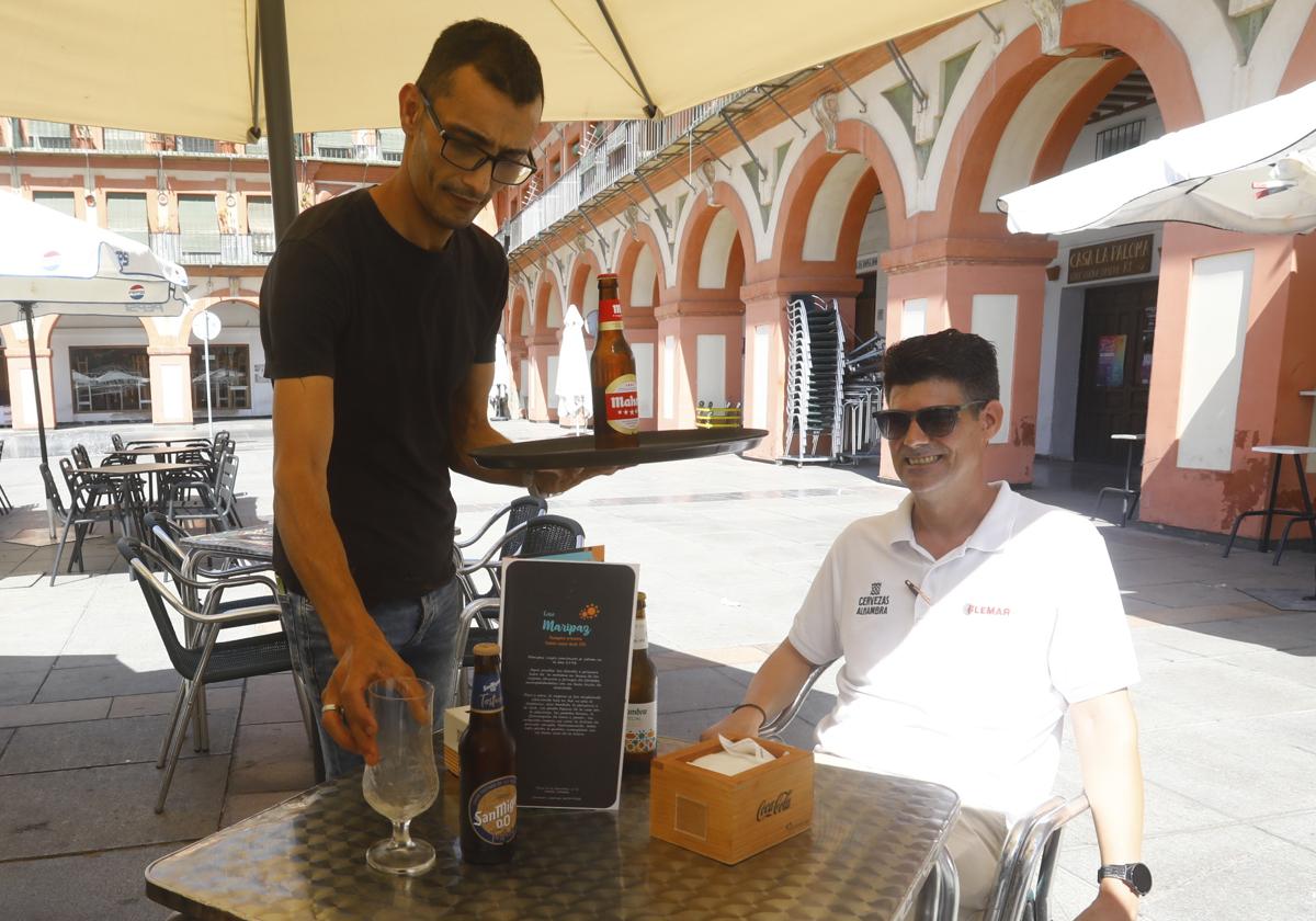 Imagen de archivo de una caña de cerveza servida en la terraza de un bar en Benidorm.