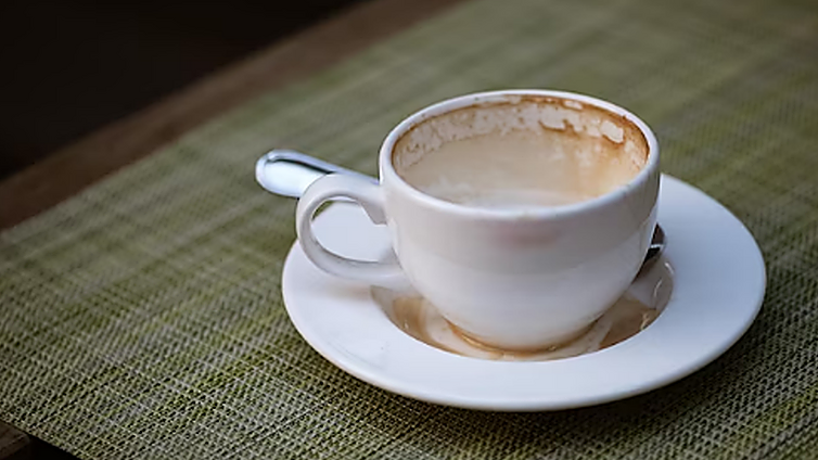 Un camarero explica qué no debe hacerse tras pagar: «Nunca entenderé si es por ayudar o una manía»