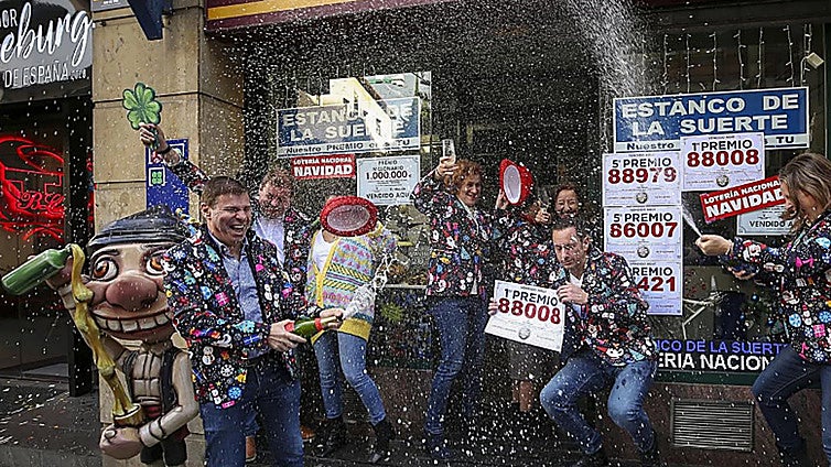 Por qué jugamos a la Lotería de la Navidad si sabemos que no nos va a tocar el décimo que compramos