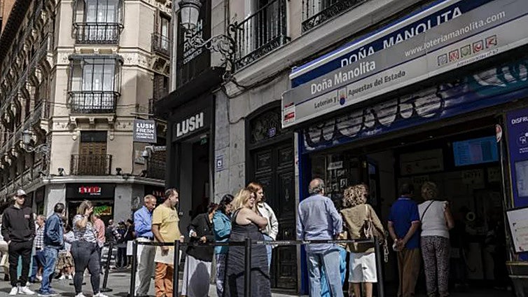 Comprar Lotería de Navidad en Doña Manolita: los mejores días y horas para ir a por un décimo