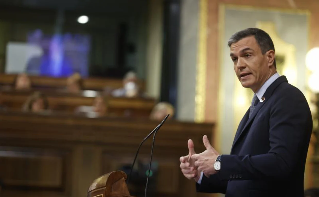 Sánchez extends his tax on energy companies also to banking and sinks the Ibex 35