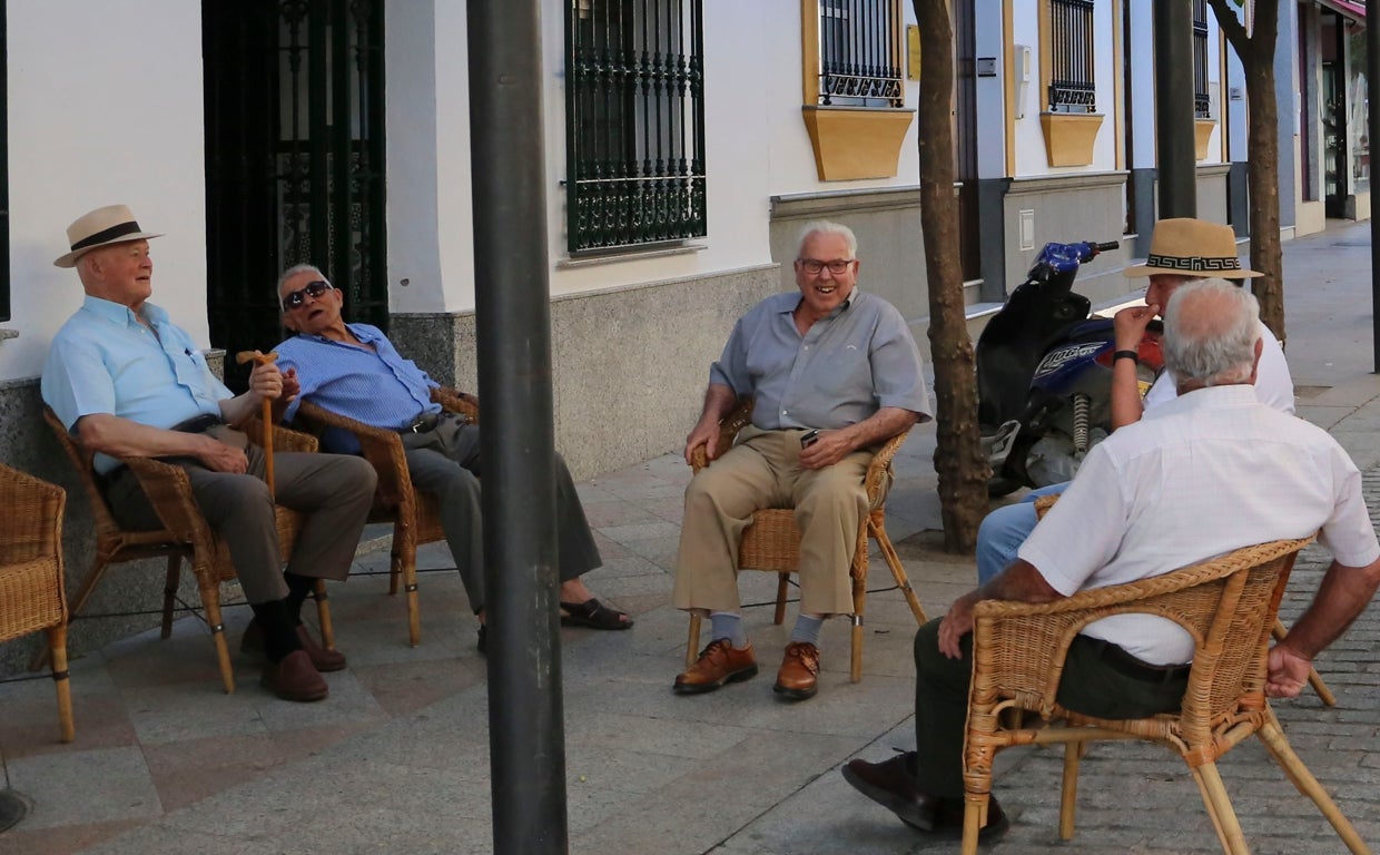 Imagen de archivo de un grupo de jubilados en la calle