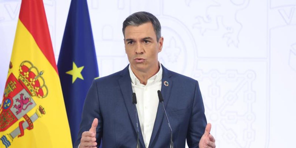 Sánchez wraps the crisis with paper of "hidden interests" and goes on vacation