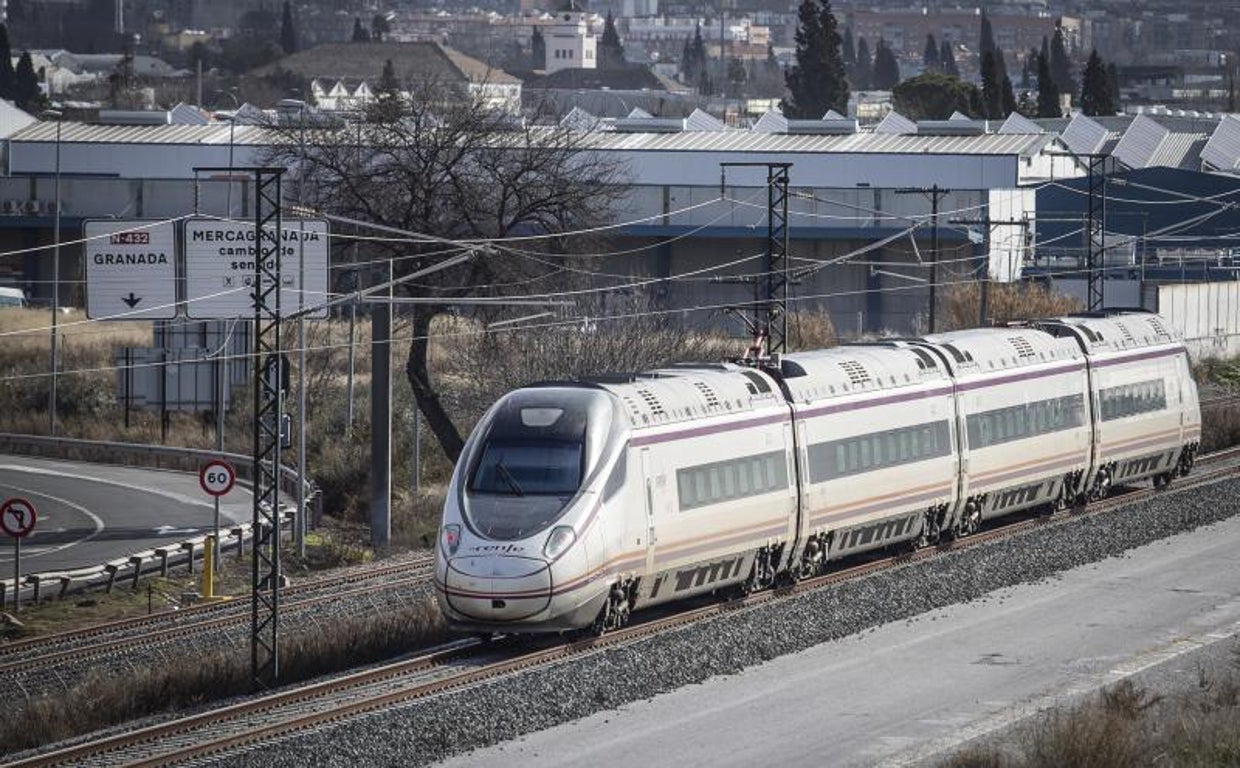 Un tren AVE a su paso por Granada