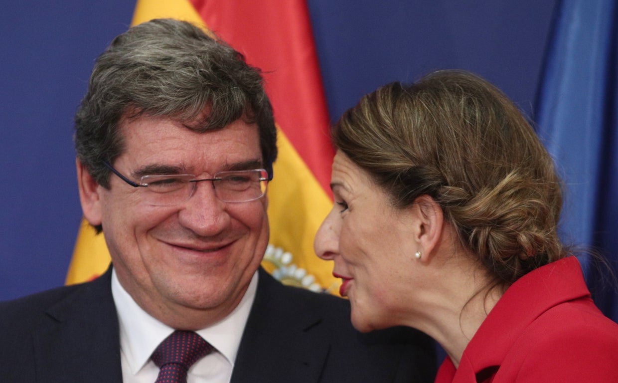 La vicepresidenta tercera del Gobierno y ministra de Trabajo y Economía Social, Yolanda Díaz, y el ministro de Inclusión, Seguridad Social y Migraciones, José Luis Escrivá