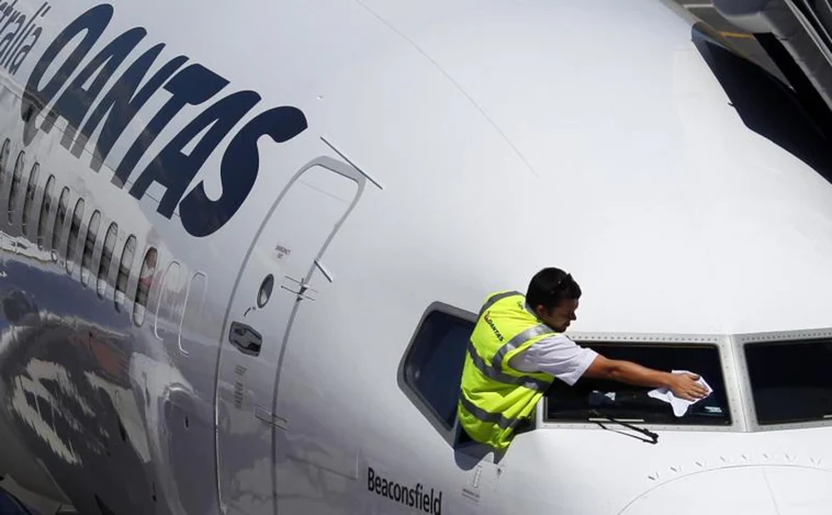 La aerolínea Qantas busca 100 ejecutivos voluntarios para cargar maletas