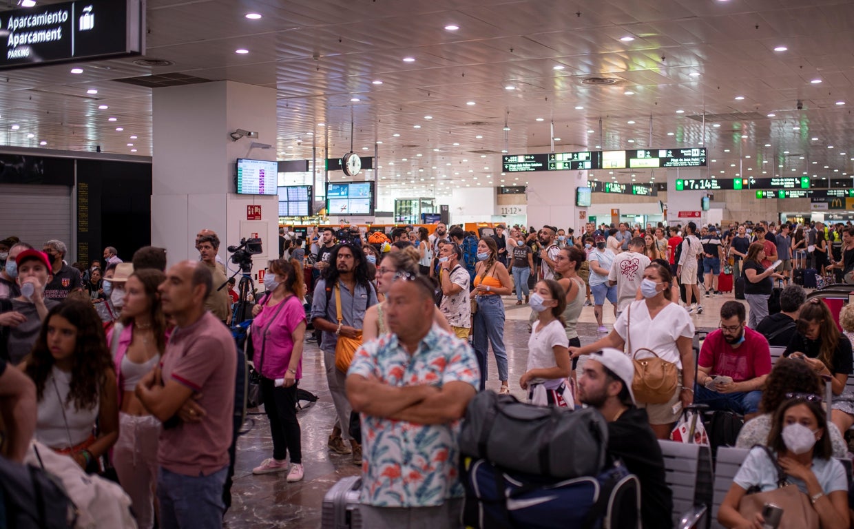 Cientos de pasajeros esperando en la estación de Ave Barcelona-Sants
