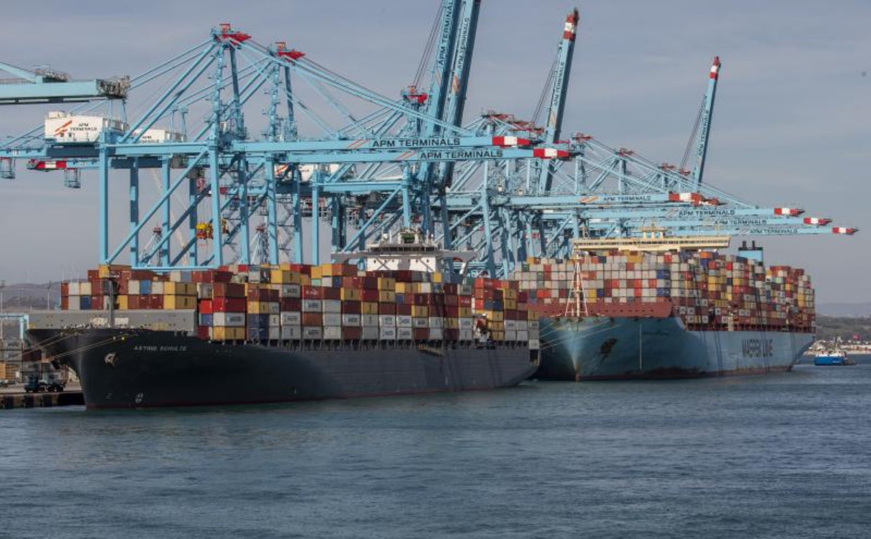 Barcos de mercancías en el Puerto de Algeciras