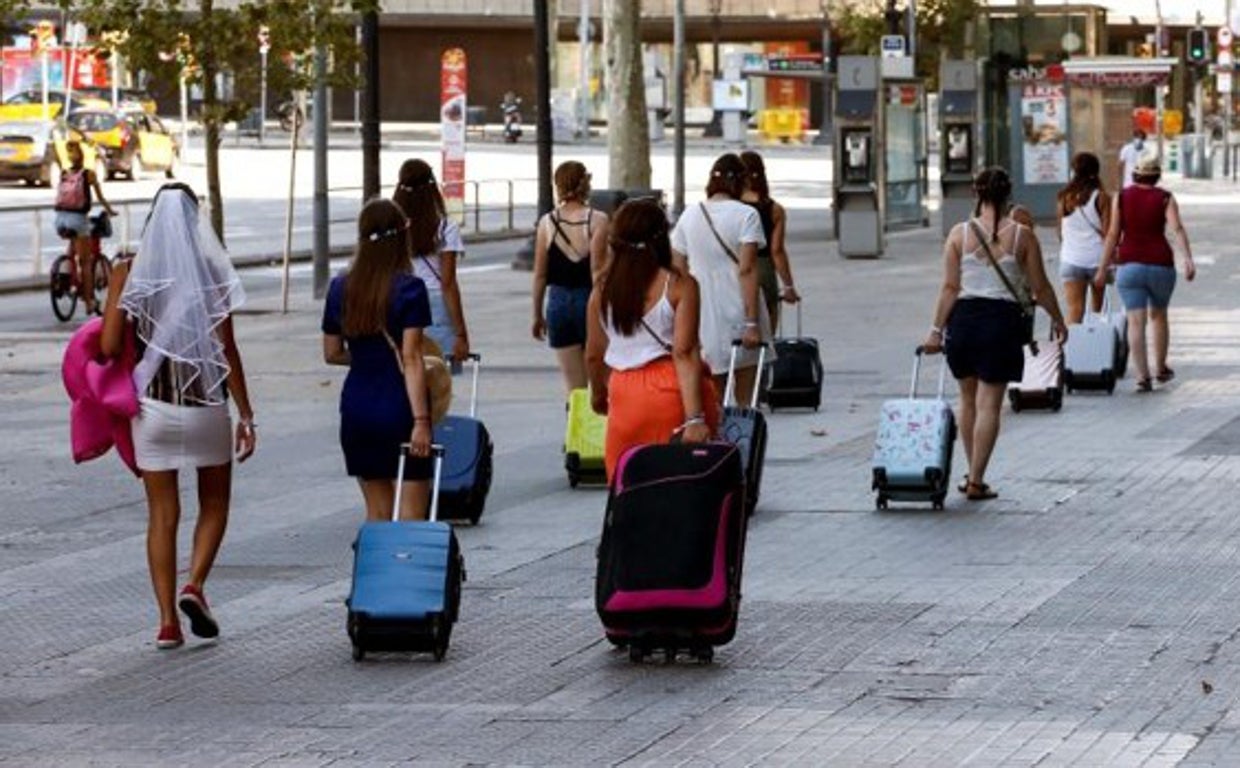 Un grupo de turistas en las calles de Barcelona