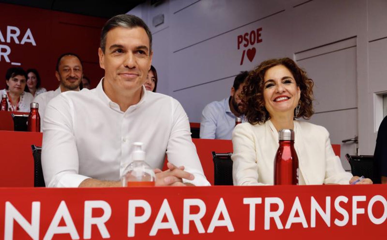 Pedro Sánchez y María Jesús Montero