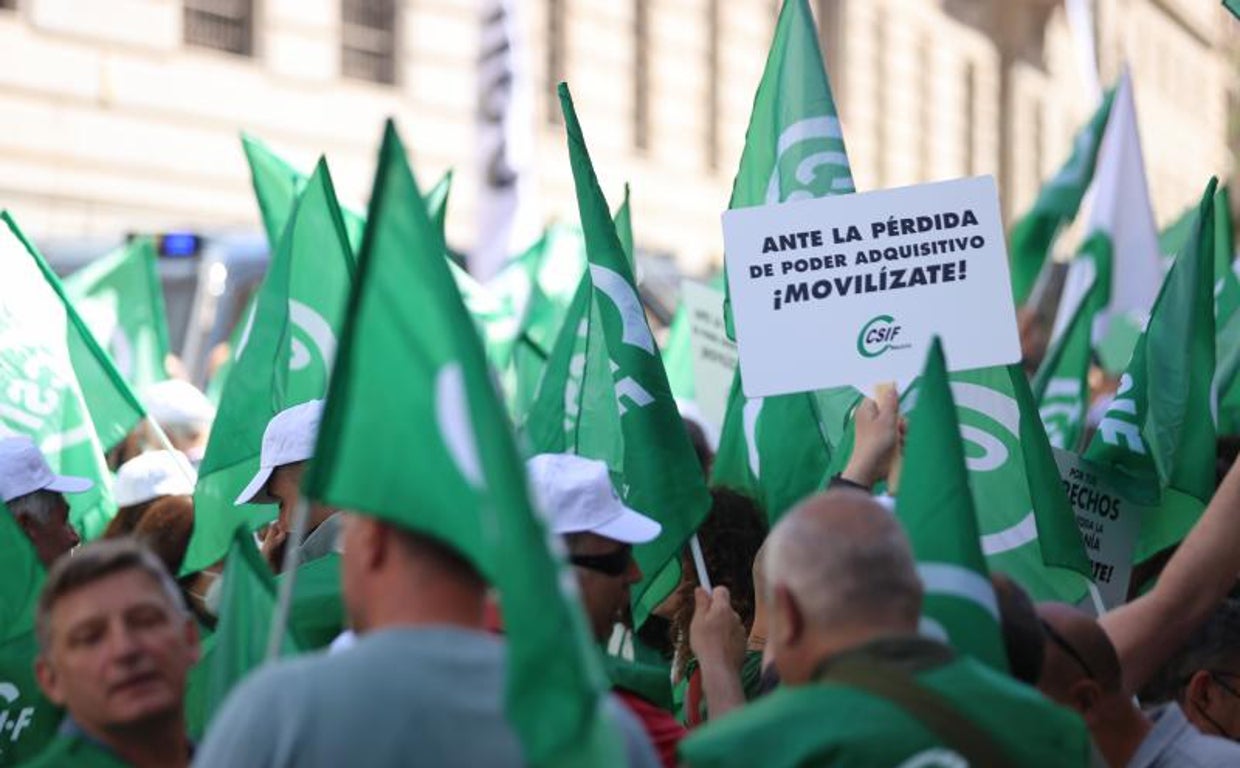 Los funcionarios estallan y se echan a la calle: «Queremos salarios dignos»