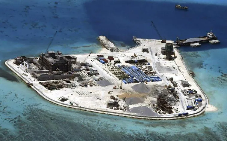 Una de las islas artificiales del archipiélago Paracelso, en el arrecife de Mabini, donde China ha construido unas instalaciones militares
