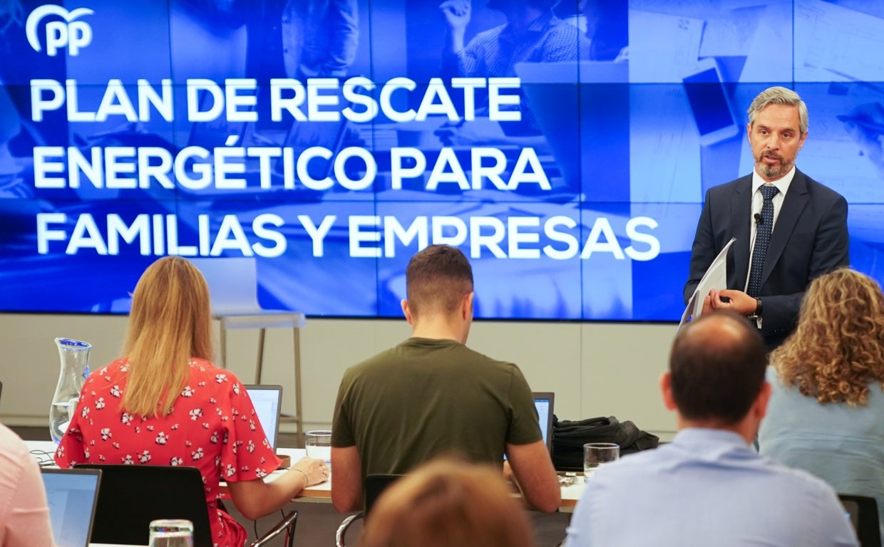 Juan Bravo durante la presentación de las propuestas del PP