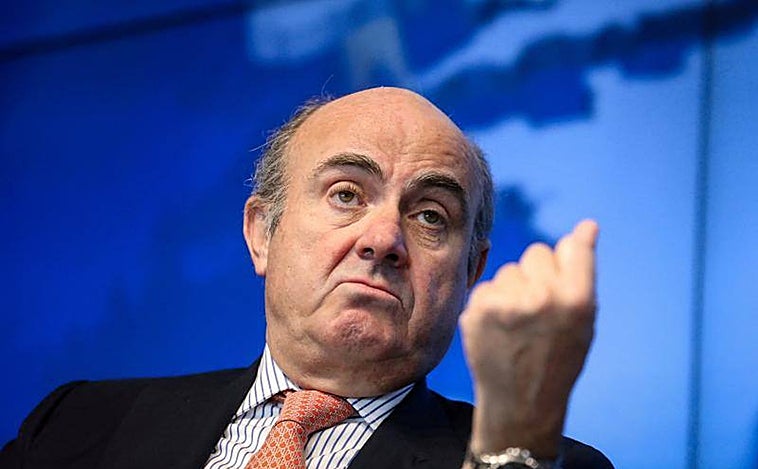 De Guindos afirma que los tipos de interés seguirán subiendo durante la recesión