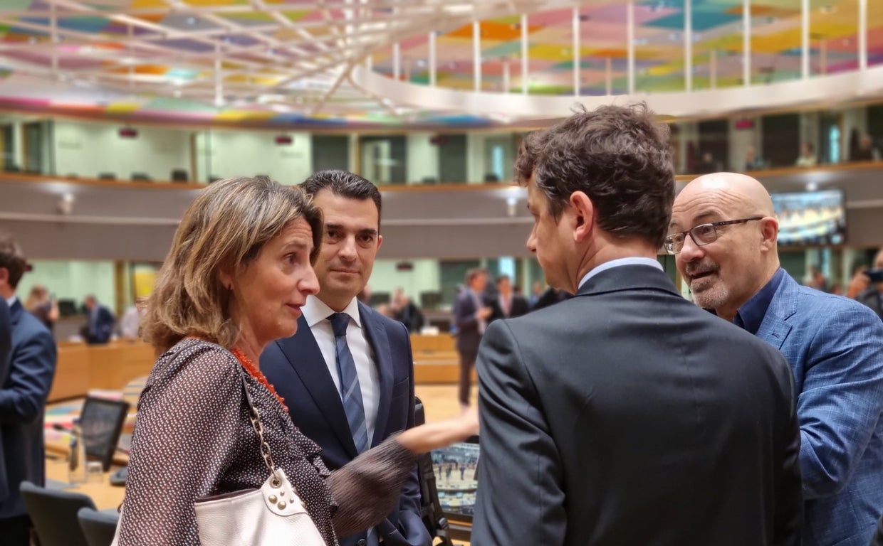 Ribera charla con varios colegas en el Consejo de Ministros de Energía