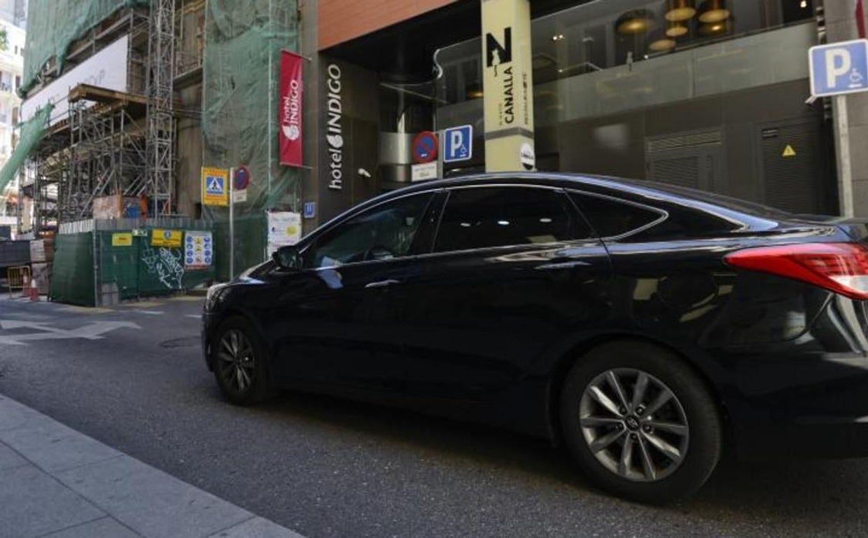 Un vehículo VTC circulando por una calle de Madrid