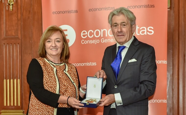 Cristina Herrero, presidenta de la Airef, recibe el premio Gran Cruz al Mérito del Consejo de Economistas