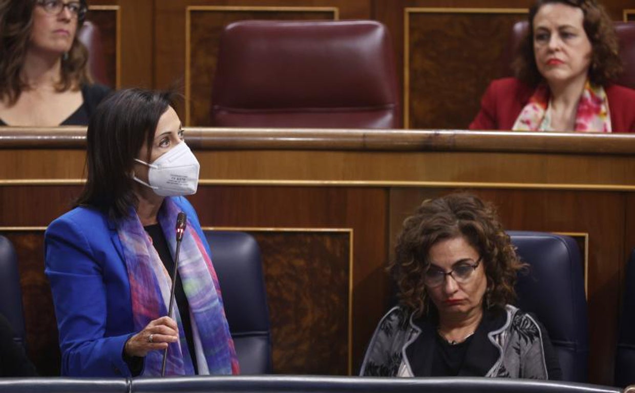La ministra de Defensa, Margarita Robles, junto a la ministra de Hacienda, María Jesús Montero