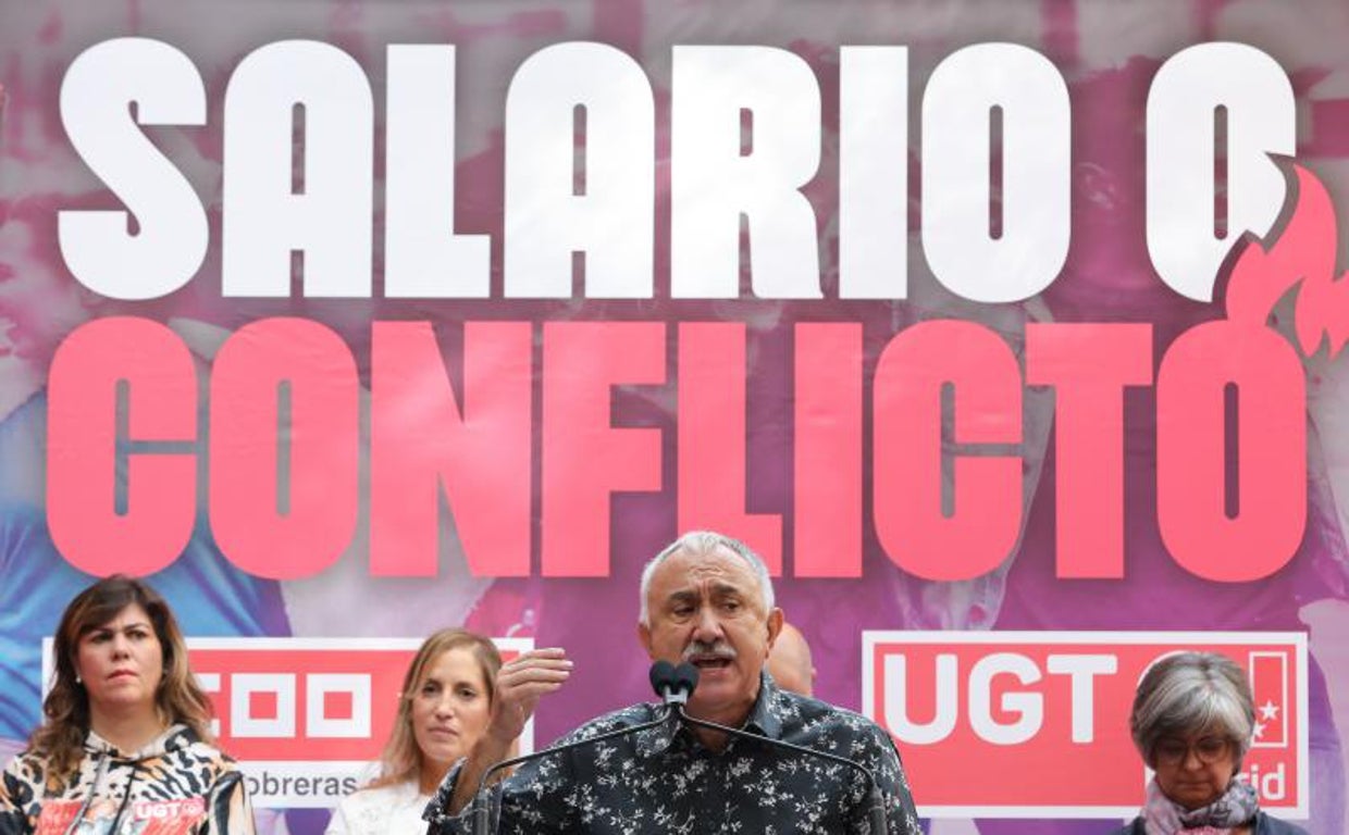 El secretario general de UGT, Pepe Álvarez, en la protesta de este viernes ante la sede de CEOE