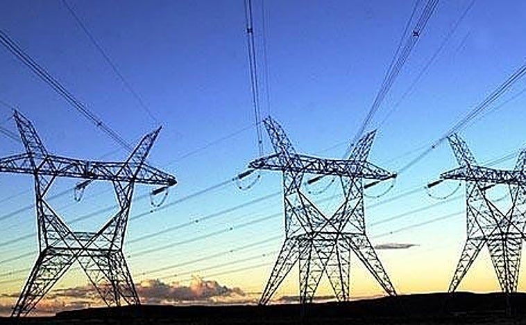 El precio de la electricidad es hoy, por primera vez, más barato sin aplicar el límite al gas que con él