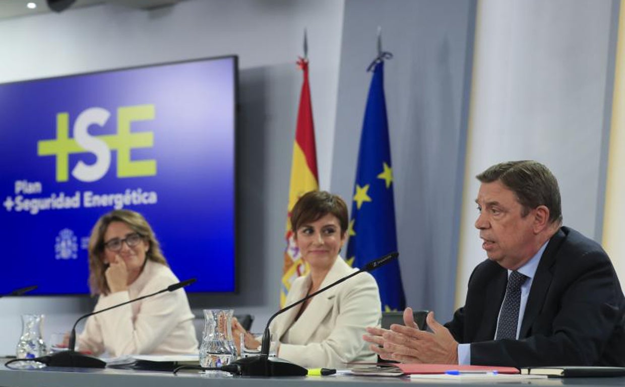 La vicepresidenta tercera -Teresa Ribera, la  portavoz del Gobierno Isabel Rodríguez y el ministro de Agricultura Luis Planas