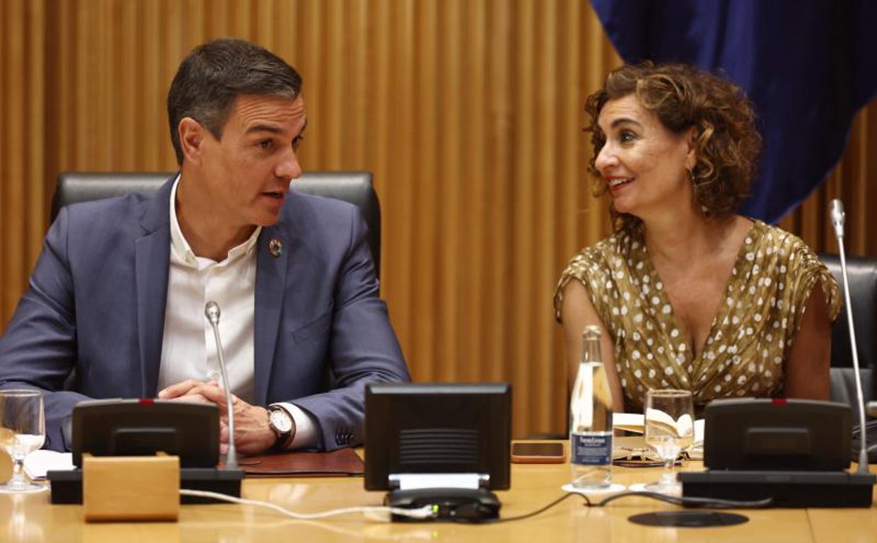 María Jesús Montero, ministra de Hacienda, y Pedro Sánchez