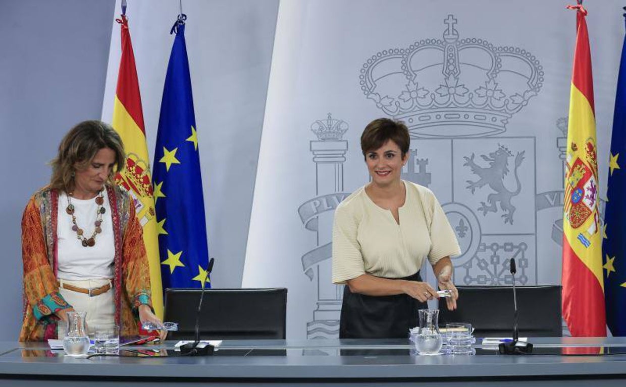 Teresa Ribera e Isabel Rodríguez en el Consejo de Ministros de este martes