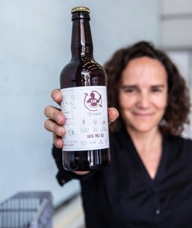 Secondary Image 2 - Hops give beer its unmistakable bitterness and aroma, but it faces the threat of climate and excessive concentration in a few areas.  Ekonoke guarantees its production in 100% controlled environments.  Above, Ines Sagario with a bottle of La Tita Rivera