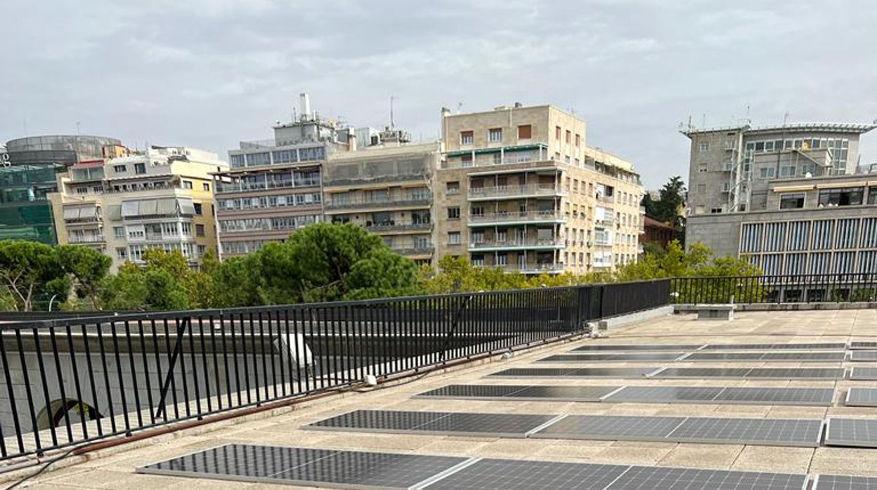 Las redes arden con los paneles solares 'inalámbricos' del tejado del ministerio de Ribera