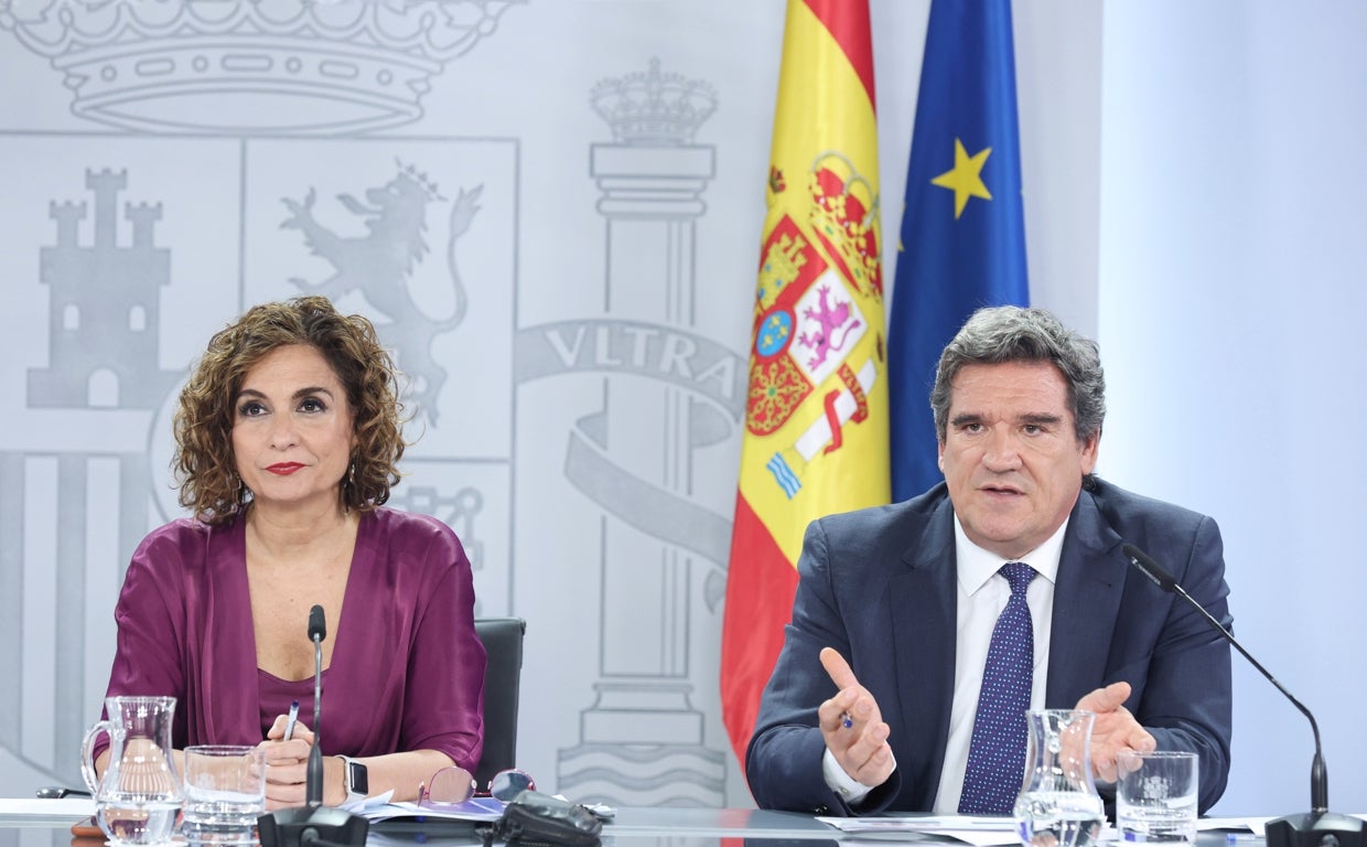 La ministra de Hacienda y Función Pública, María Jesús Montero y el ministro de Inclusión, Seguridad Social y Migraciones, José Luis Escrivá