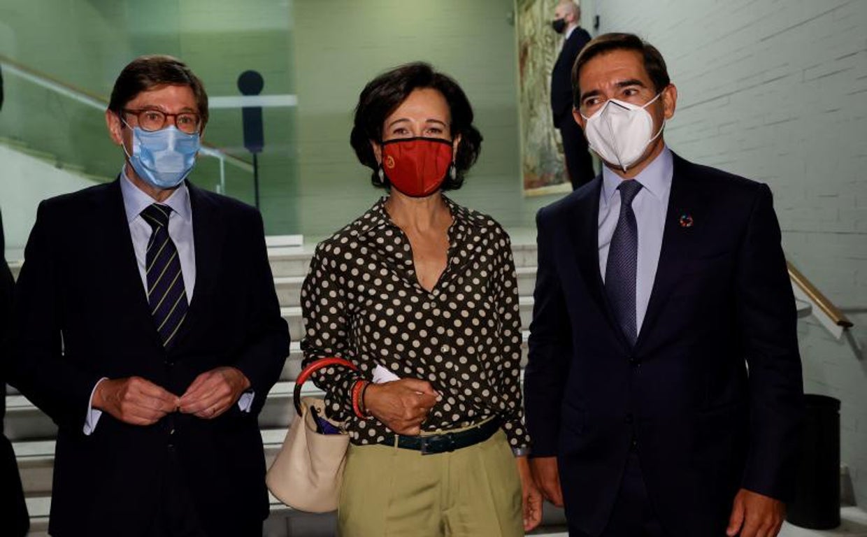 José Ignacio Goirigolzarri (izq.), presidente de Caixabank; Ana Botín, presidenta de Banco Santander; y Carlos Torres, presidente de BBVA