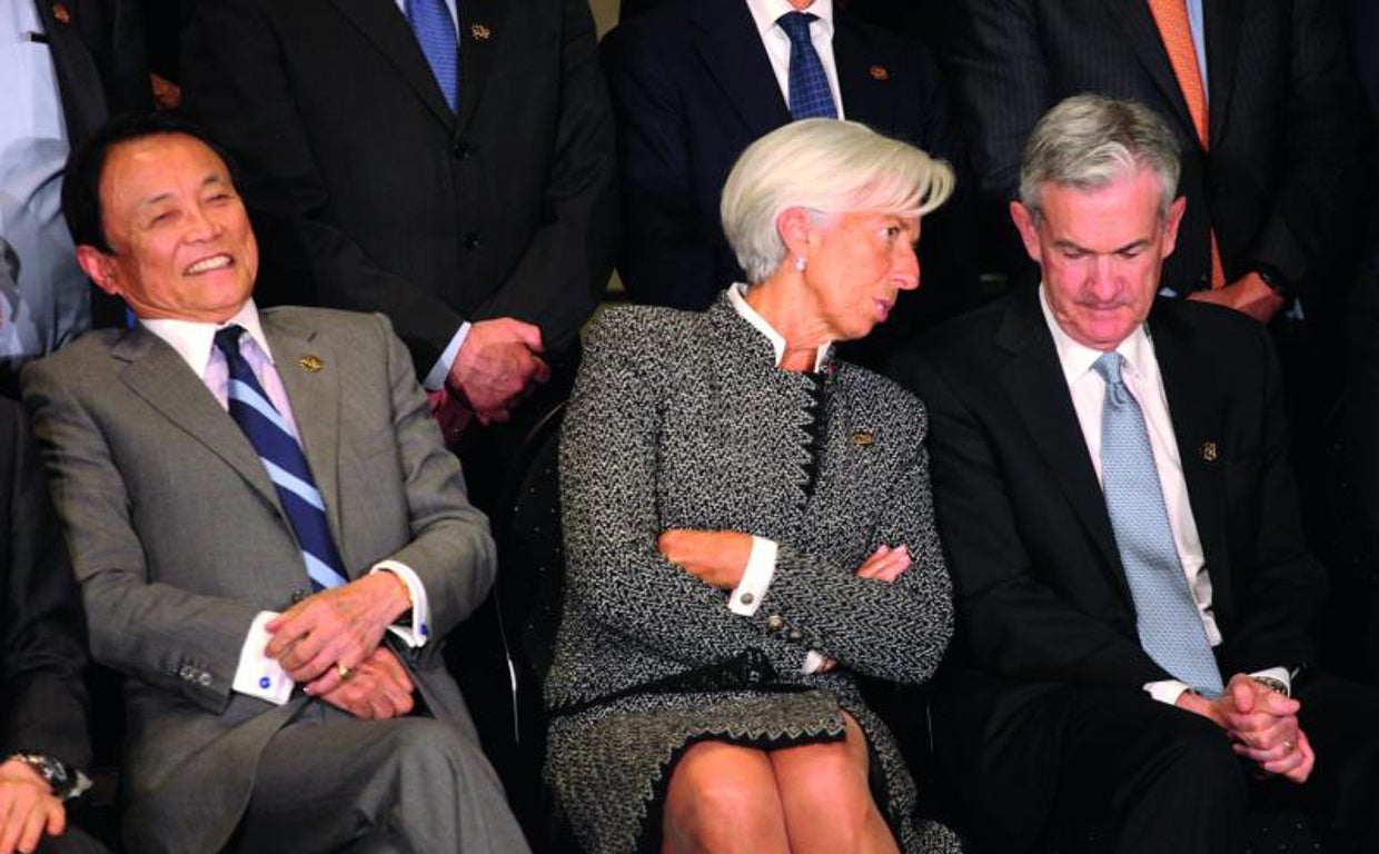 La presidenta del BCE, Christine Lagarde (centro) junto a su homólogo de la Reserva Federal, Jerome Powell en una imagen de archivo